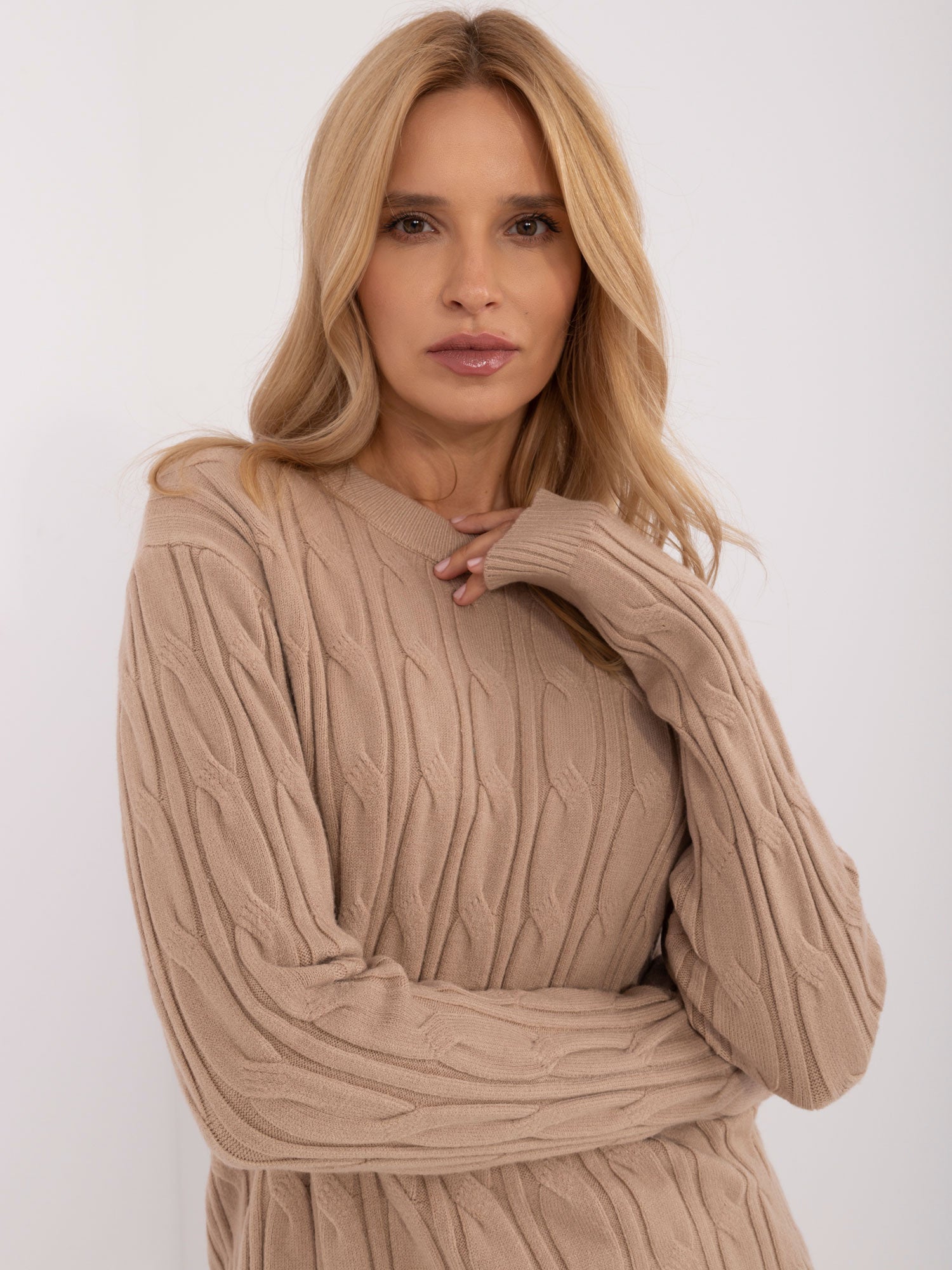 Camelowy sweter z warkoczami i okrągłym dekoltem