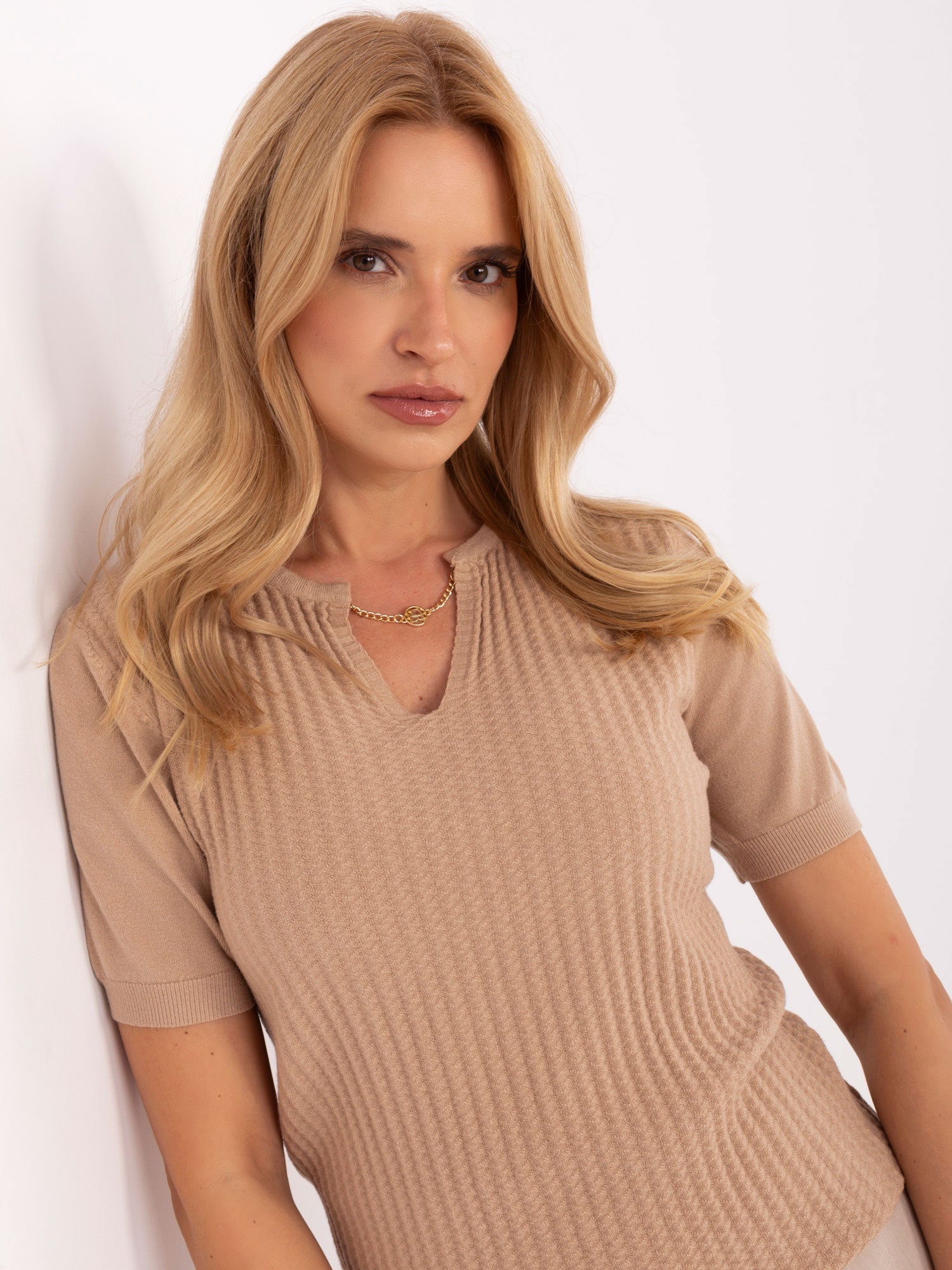 Camelowy sweter z ozdobnym łańcuszkiem