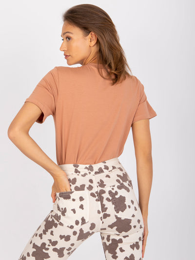 Camelowy t-shirt damski