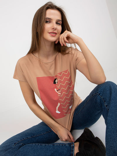 Camelowy damski t-shirt z nadrukiem i okrągłym dekoltem