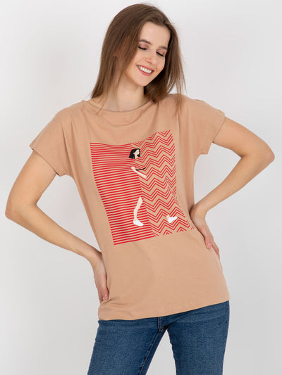Camelowy damski t-shirt z nadrukiem i okrągłym dekoltem