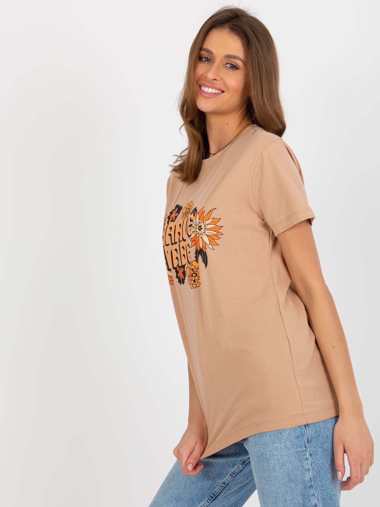 Camelowy damski t-shirt z nadrukiem i napisem