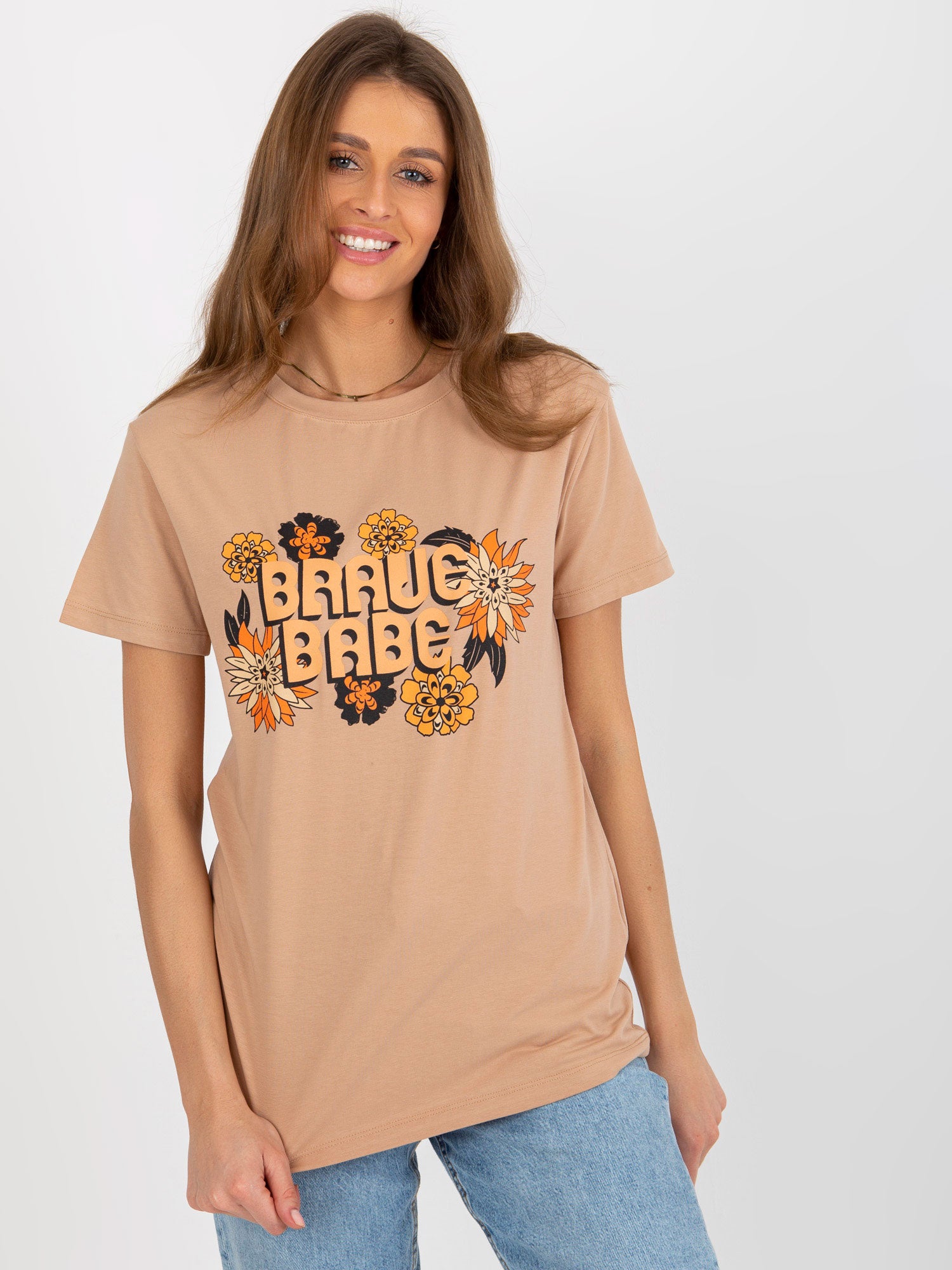 Camelowy damski t-shirt z nadrukiem i napisem