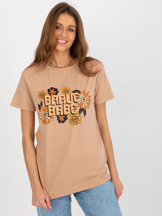 Camelowy damski t-shirt z nadrukiem i napisem