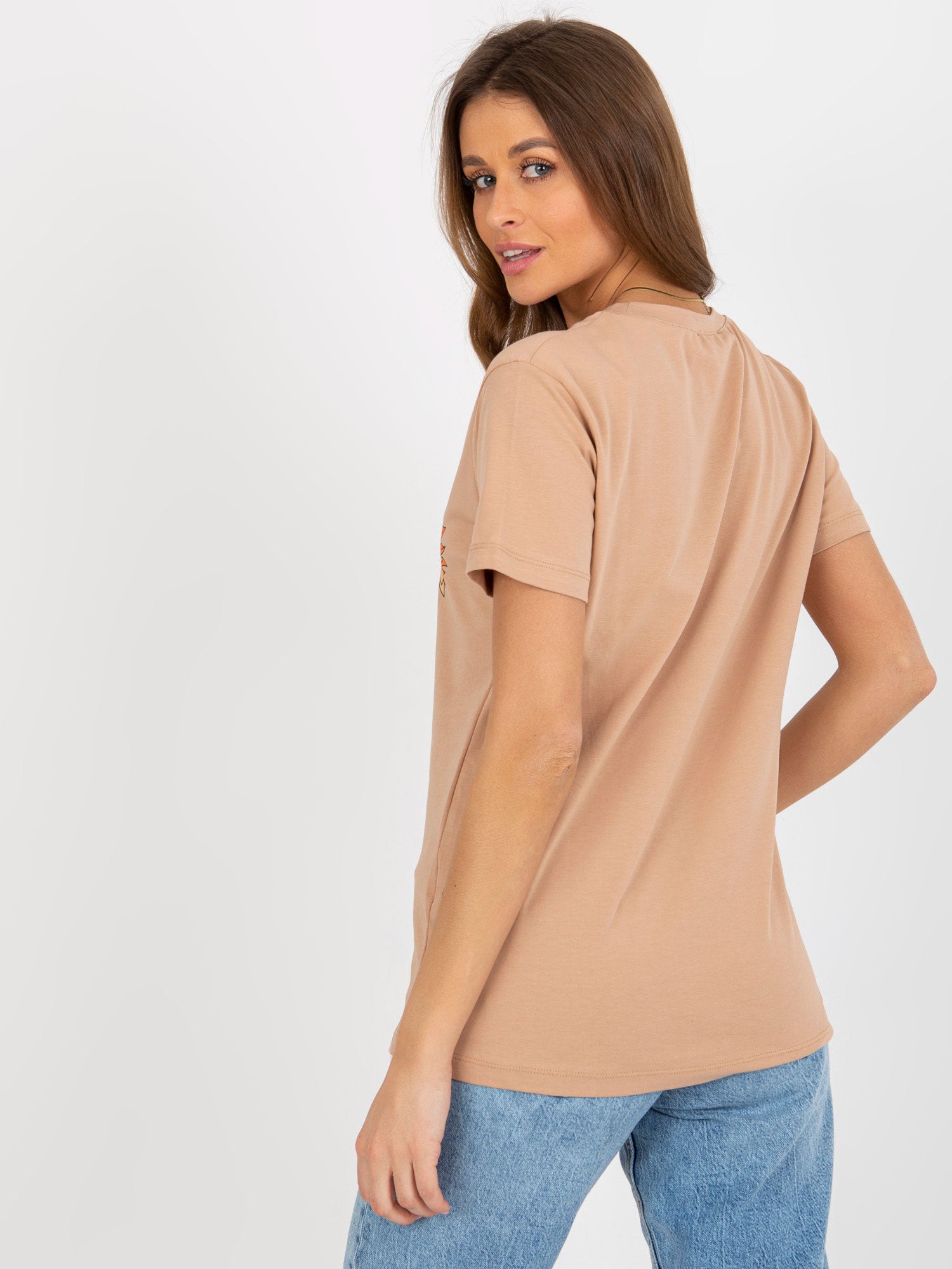 Camelowy damski t-shirt z nadrukiem i napisem