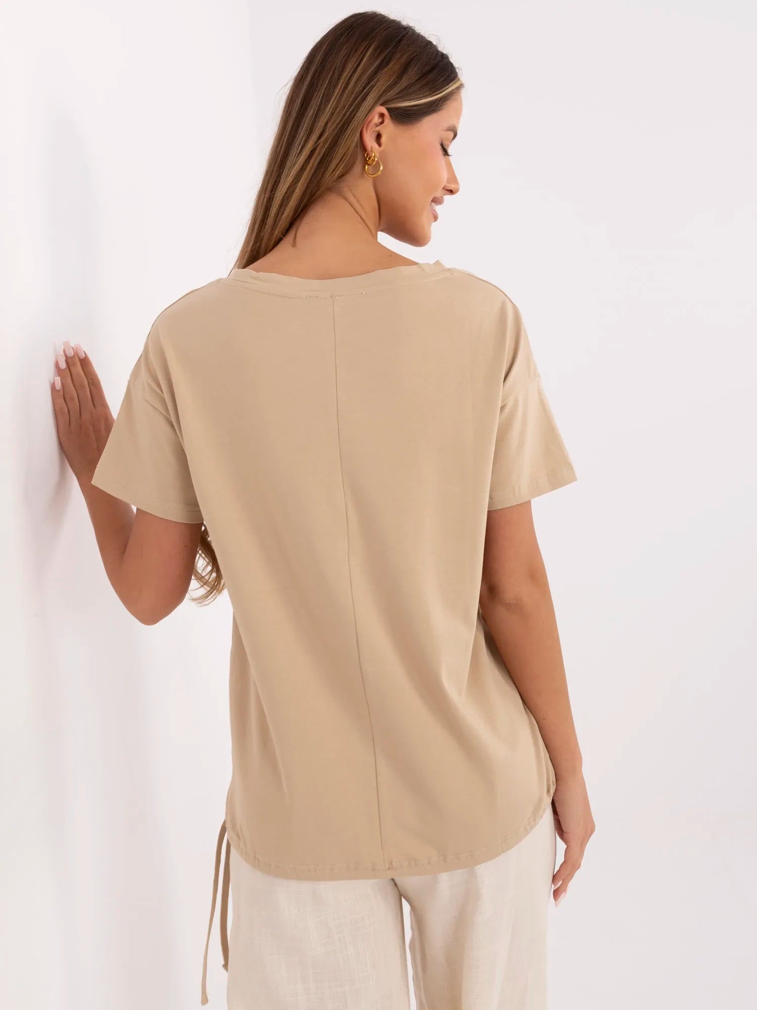 Camelowy damski t-shirt z okrągłym dekoltem