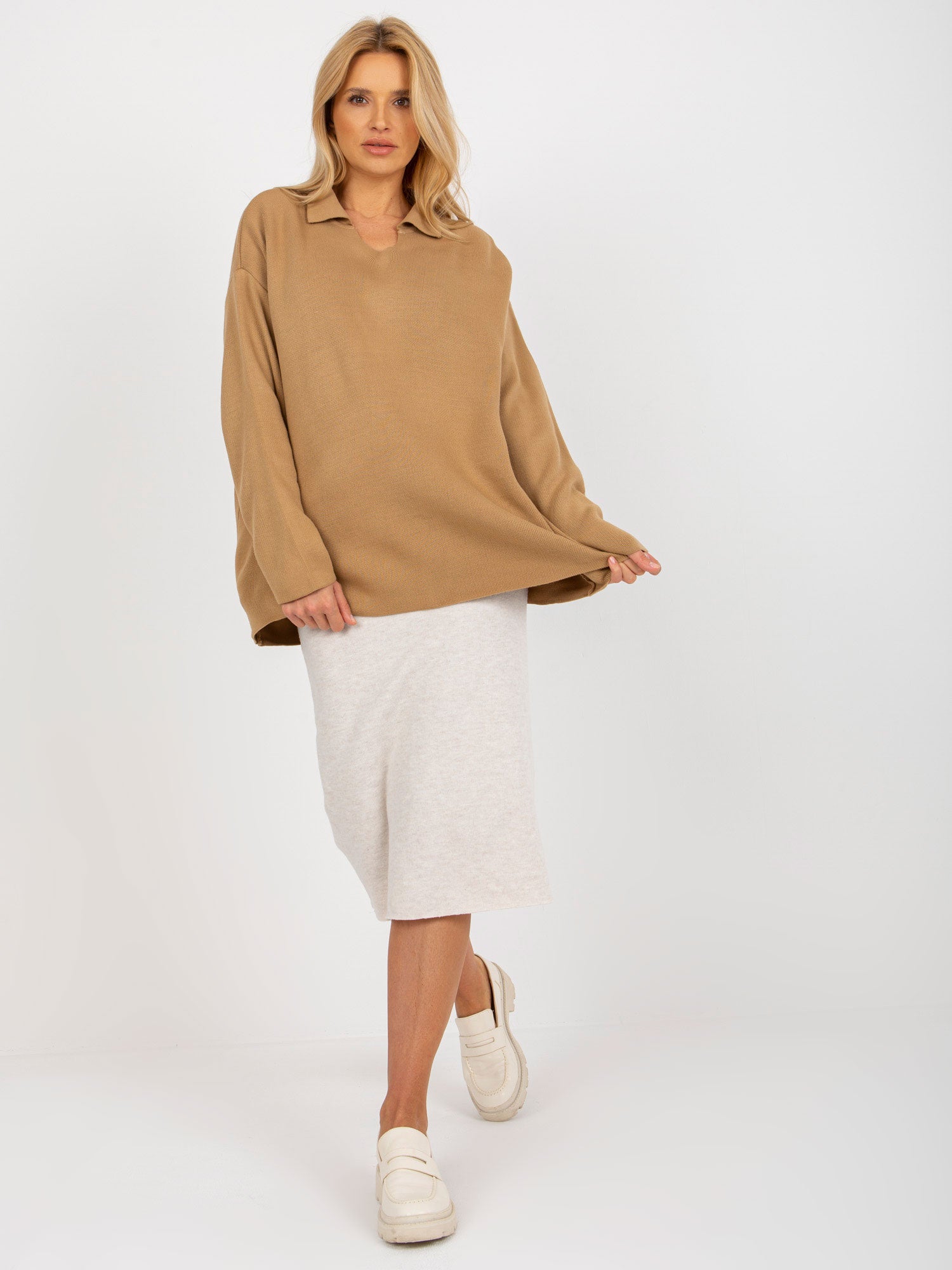 Camelowy damski sweter oversize z kołnierzykiem RUE PARIS