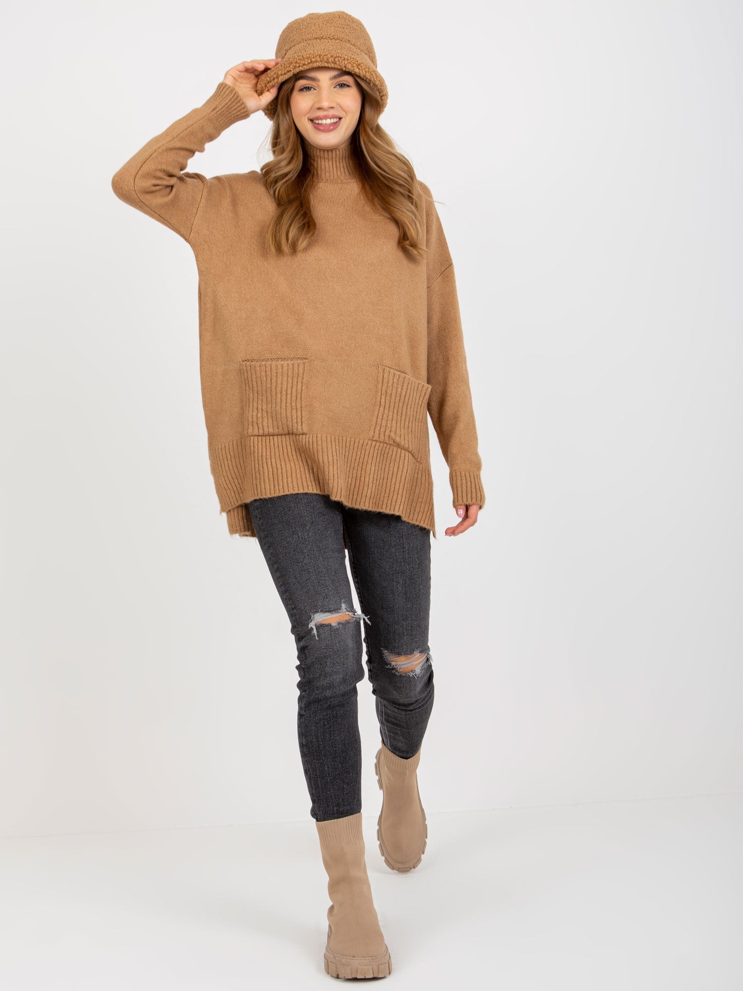 Camelowy długi sweter oversize z kieszeniami i półgolfem