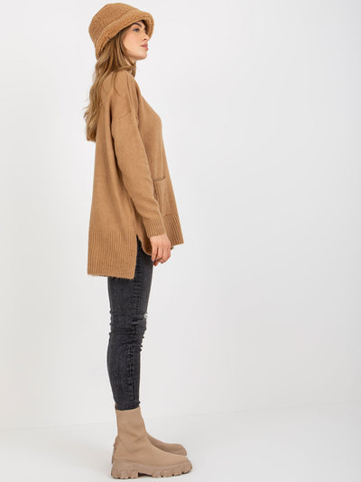 Camelowy długi sweter oversize z kieszeniami i półgolfem