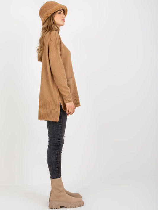 Camelowy długi sweter oversize z kieszeniami i półgolfem