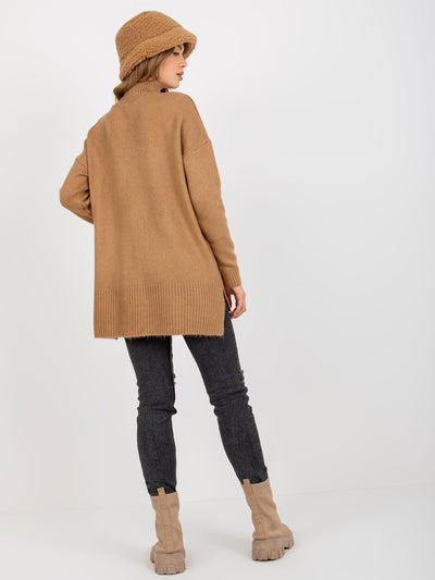 Camelowy długi sweter oversize z kieszeniami i półgolfem