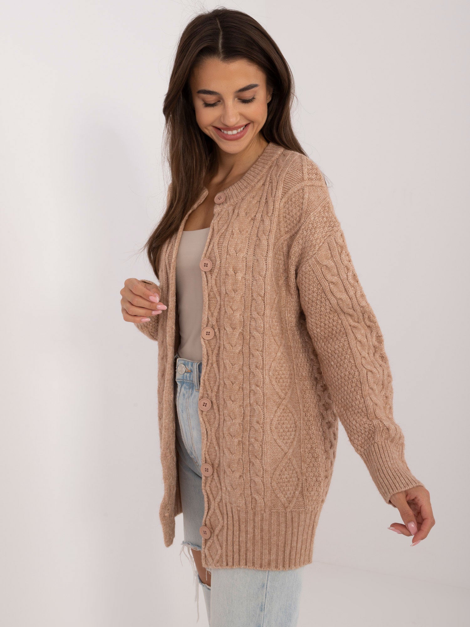 Camelowy sweter rozpinany z okrągłym dekoltem