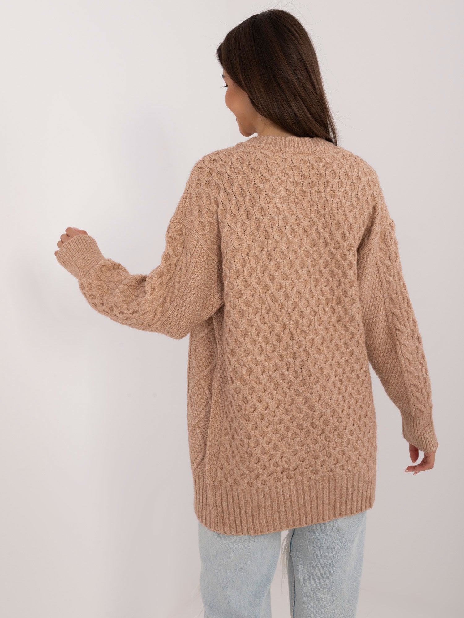 Camelowy sweter rozpinany z okrągłym dekoltem