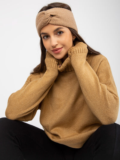 Camelowy luźny sweter z wysokim golfem RUE PARIS