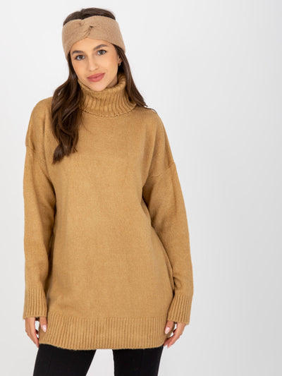Camelowy luźny sweter z wysokim golfem RUE PARIS