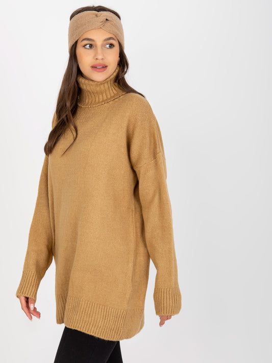 Camelowy luźny sweter z wysokim golfem RUE PARIS