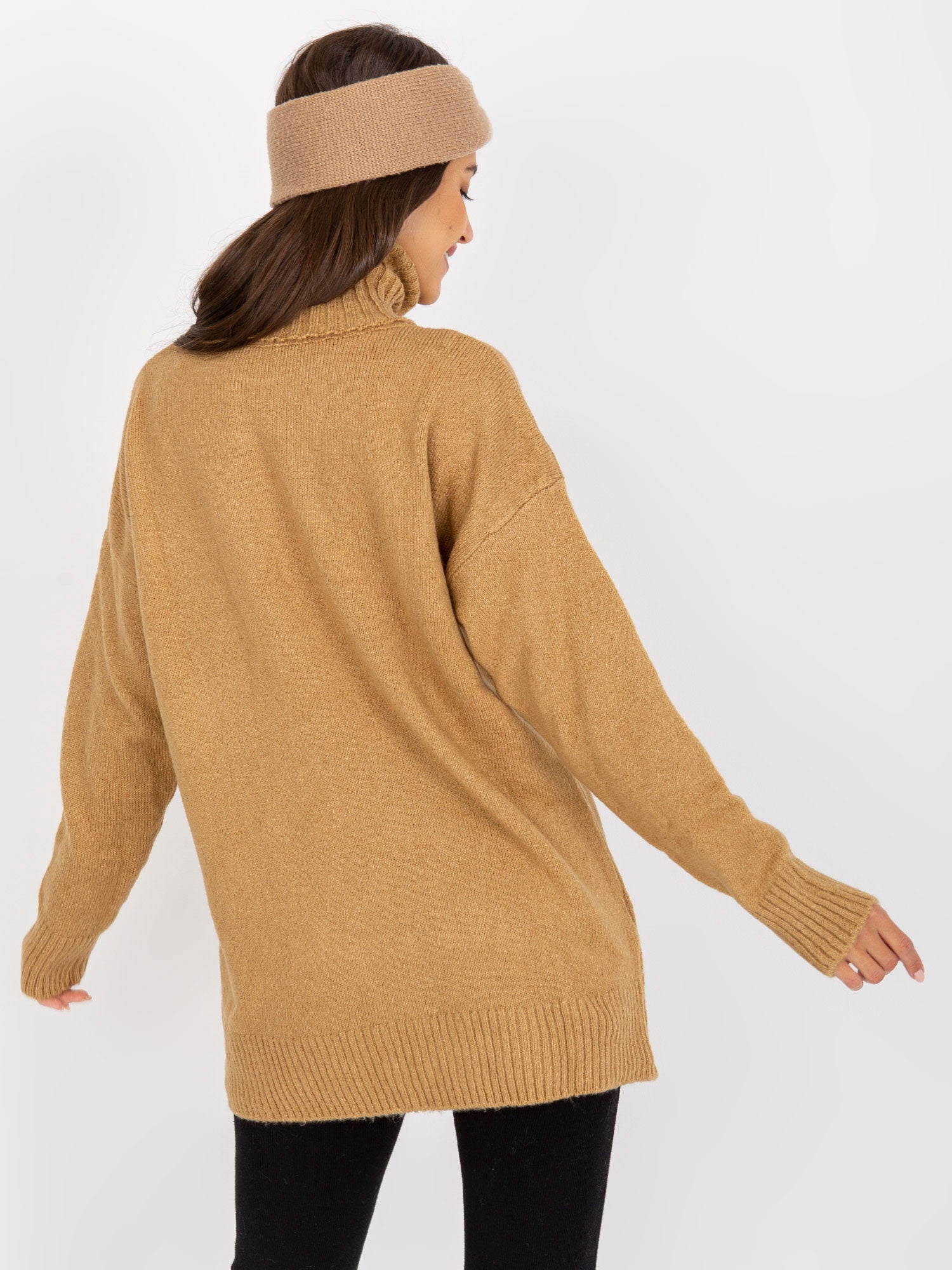 Camelowy luźny sweter z wysokim golfem RUE PARIS