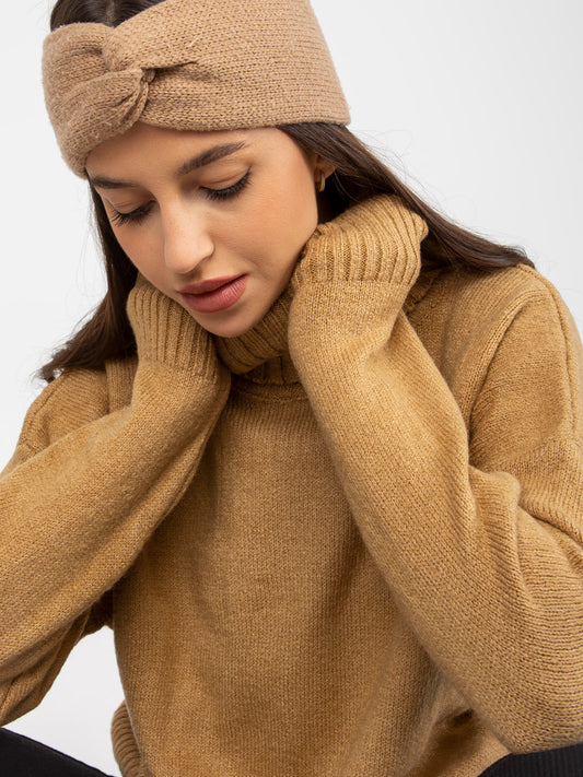 Camelowy luźny sweter z wysokim golfem RUE PARIS