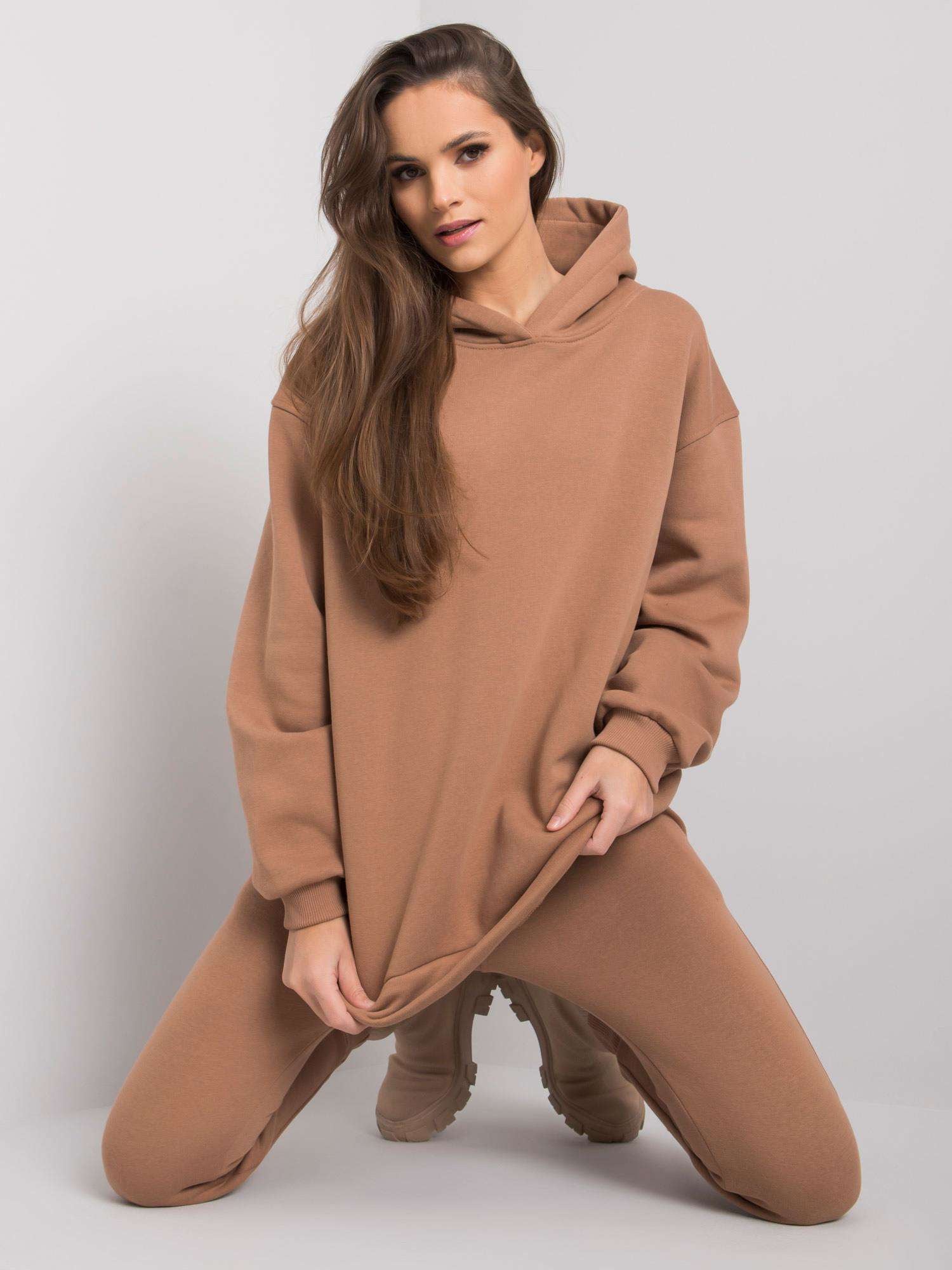 Camelowy dresowy komplet ze spodniami
