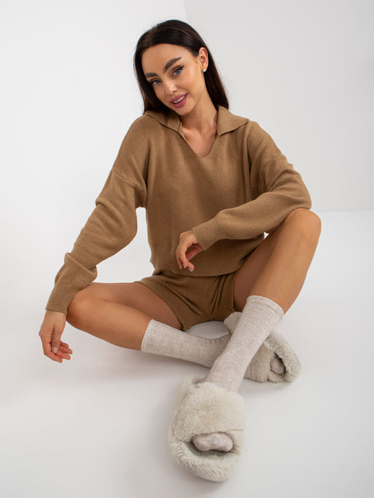 Camelowy dwuczęściowy komplet casualowy z dzianiny