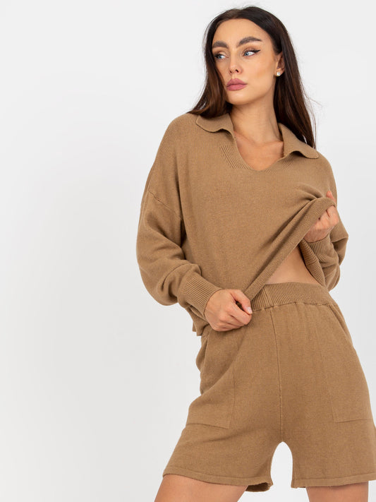 Camelowy dwuczęściowy komplet casualowy z dzianiny