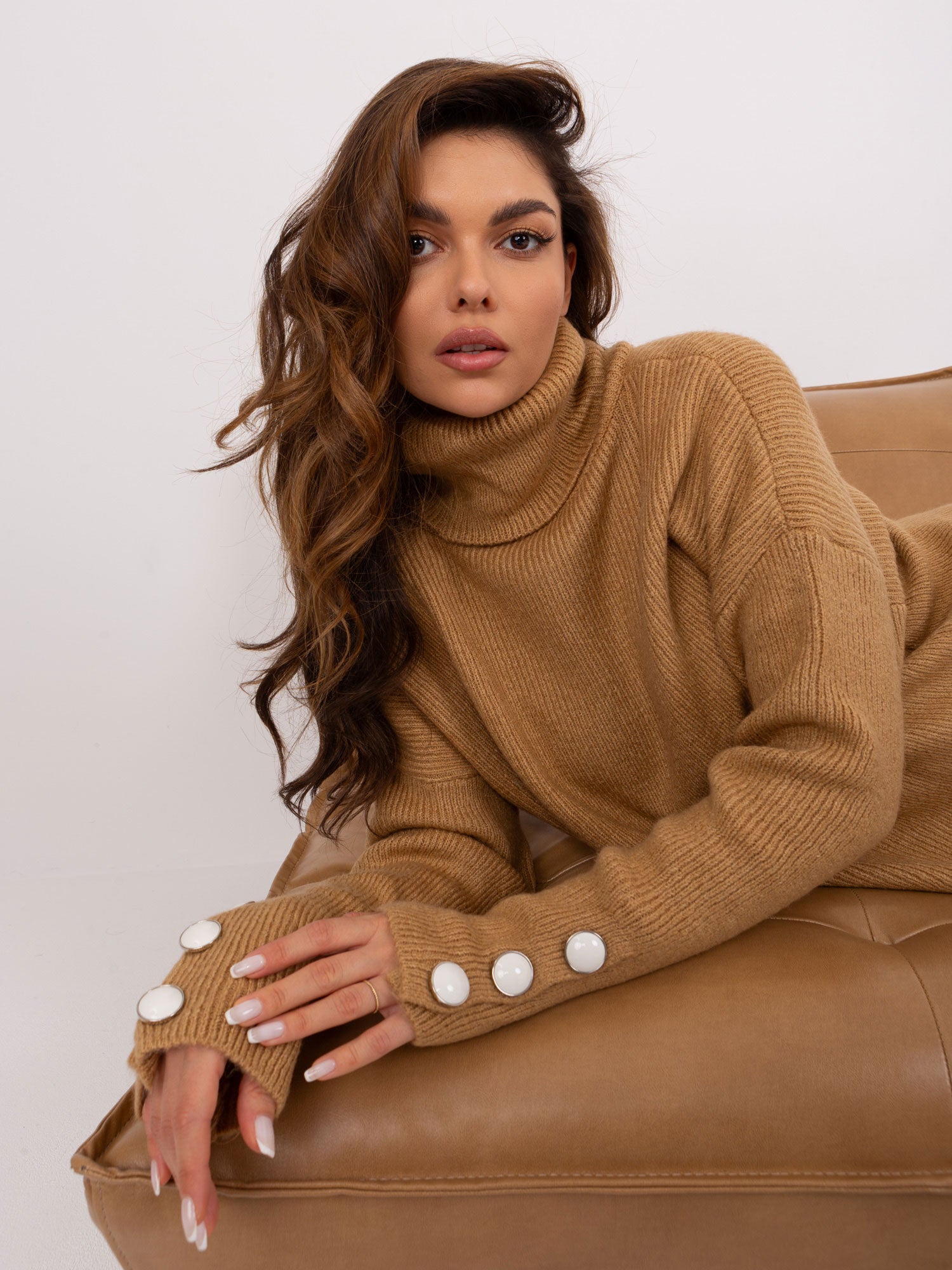 Camelowy damski sweter w prążek