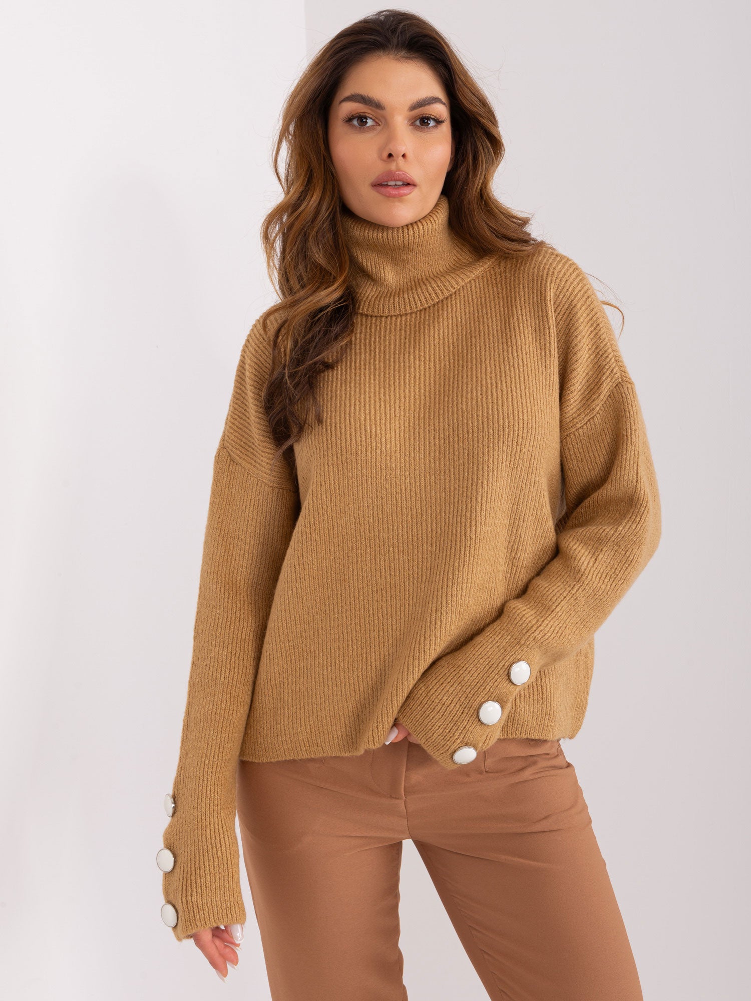 Camelowy damski sweter w prążek