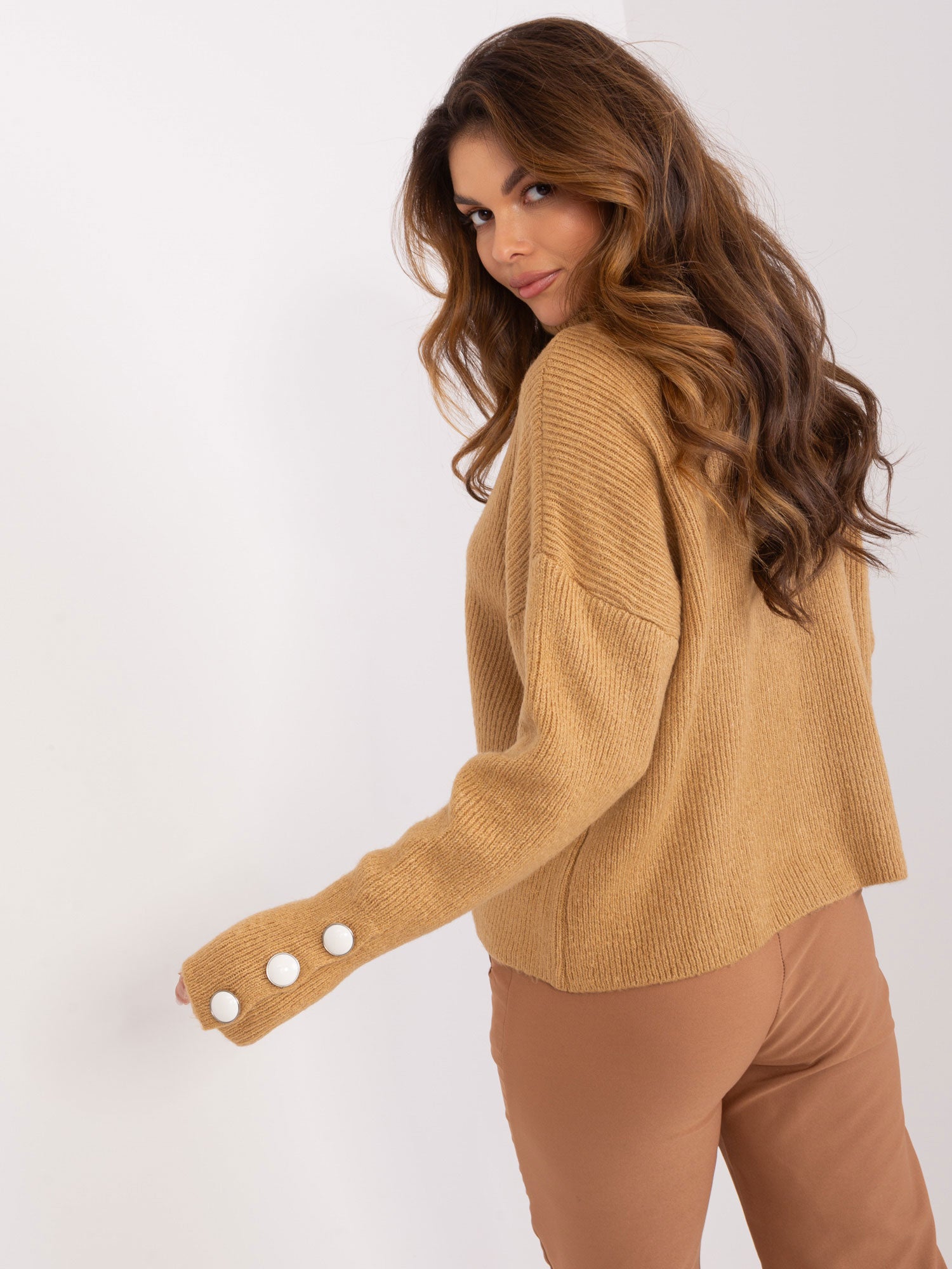 Camelowy damski sweter w prążek