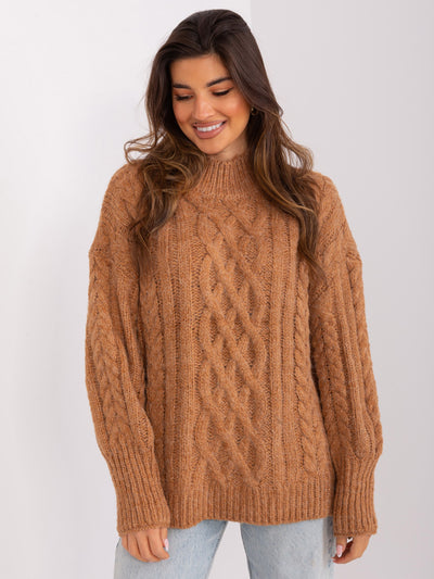 Camelowy sweter z warkoczami i ściągaczami