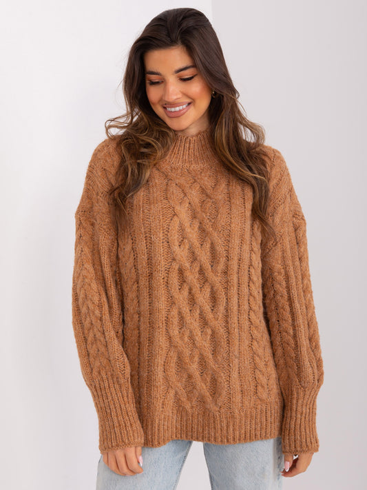 Camelowy sweter z warkoczami i ściągaczami