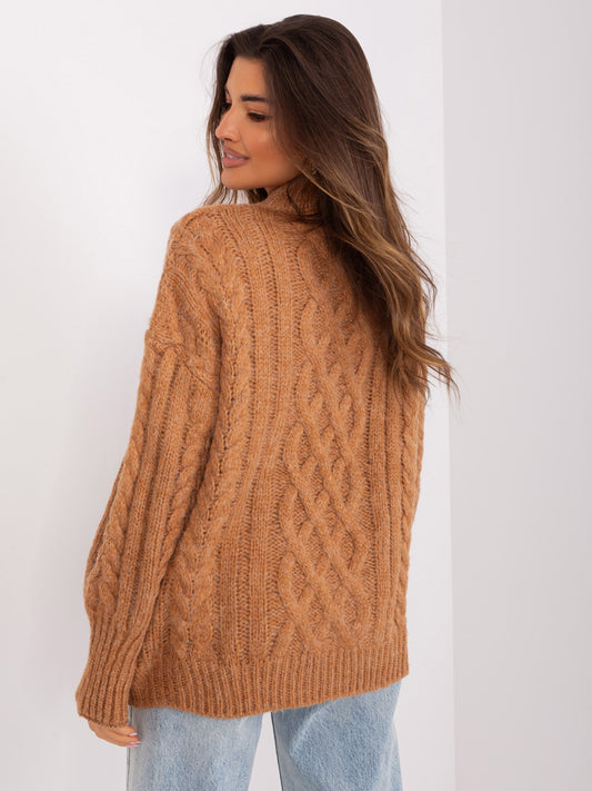 Camelowy sweter z warkoczami i ściągaczami