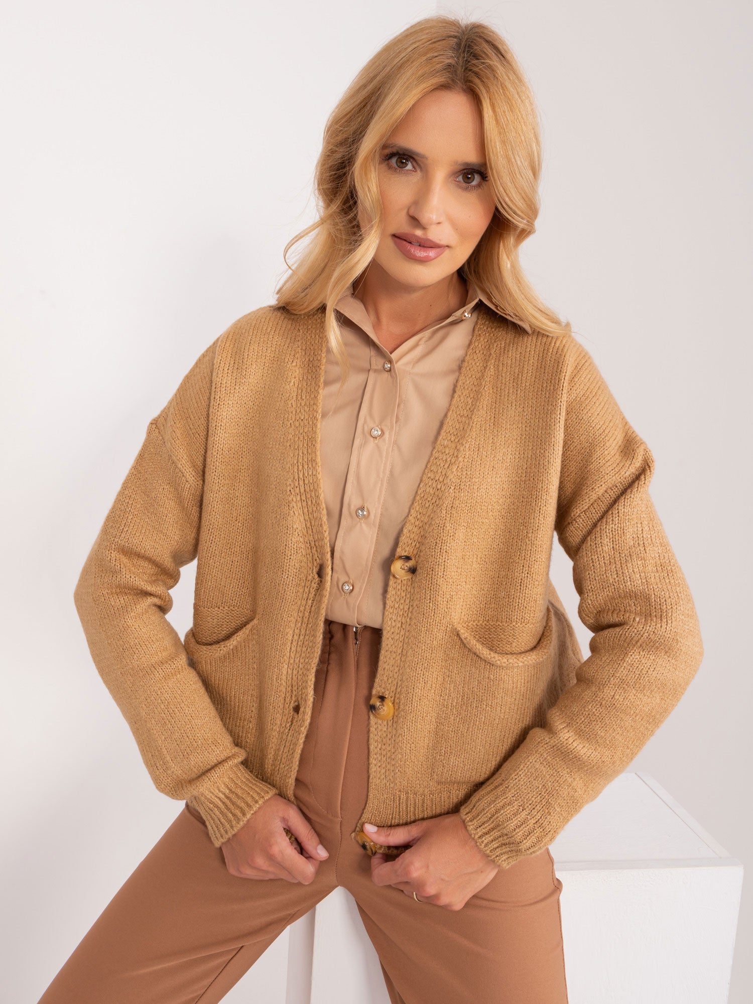Camelowy dzianinowy sweter damski z dekoltem V