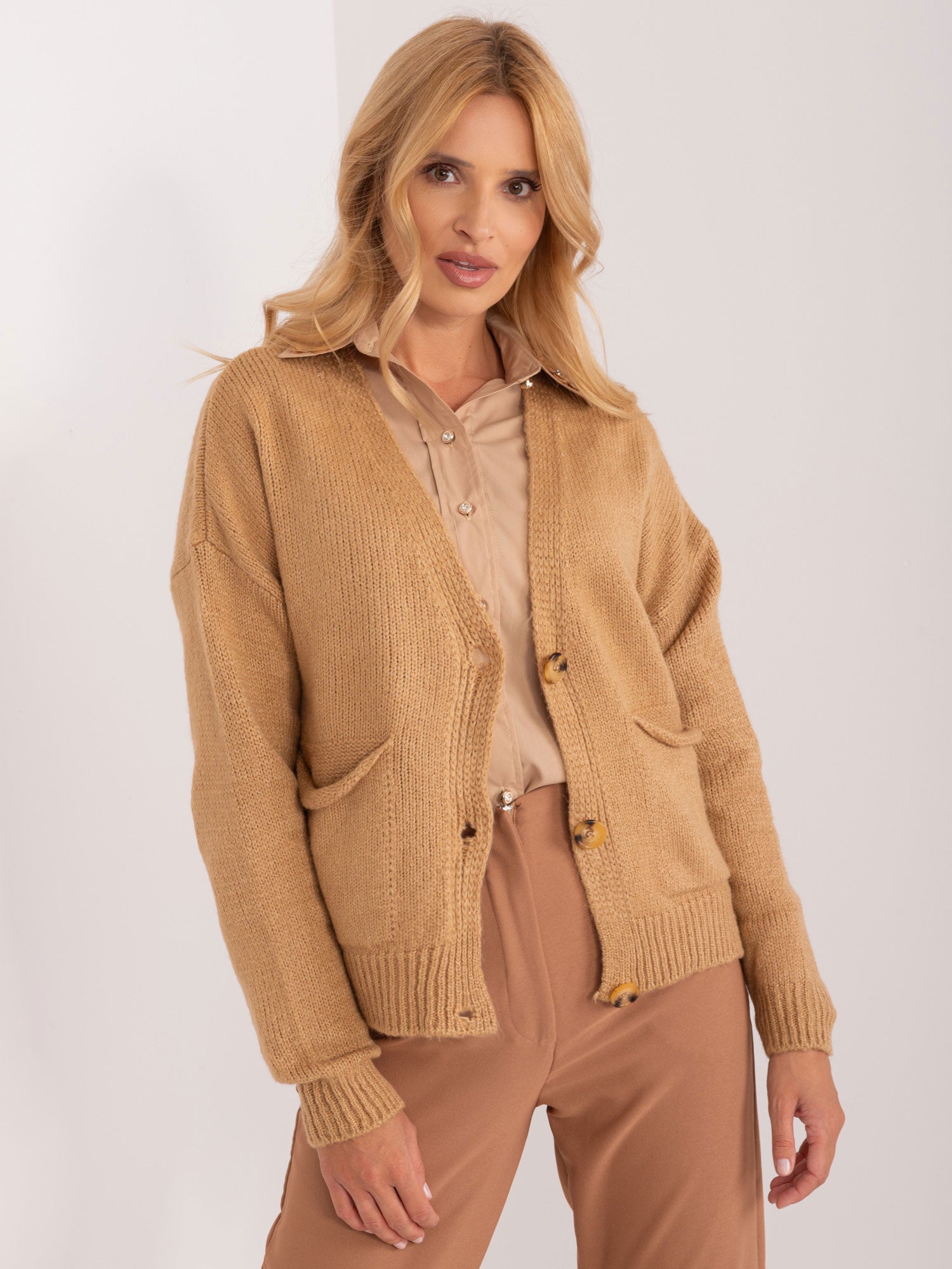 Camelowy dzianinowy sweter damski z dekoltem V