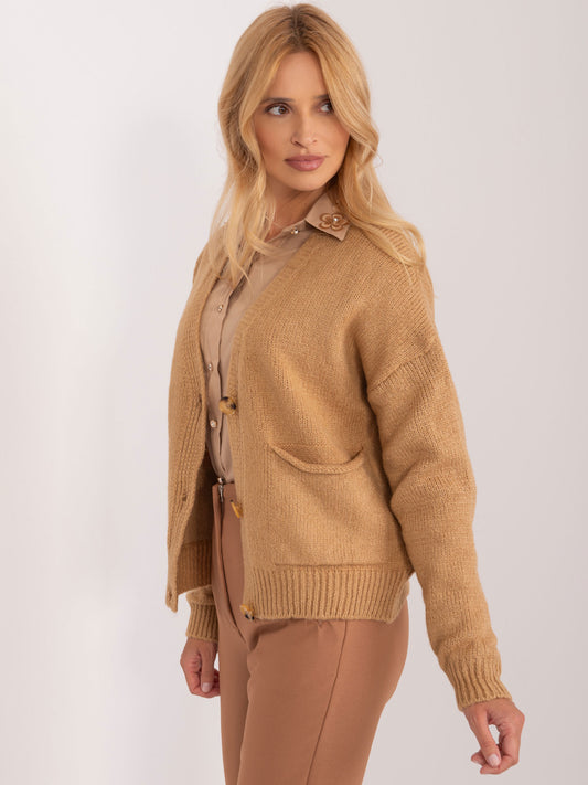 Camelowy dzianinowy sweter damski z dekoltem V