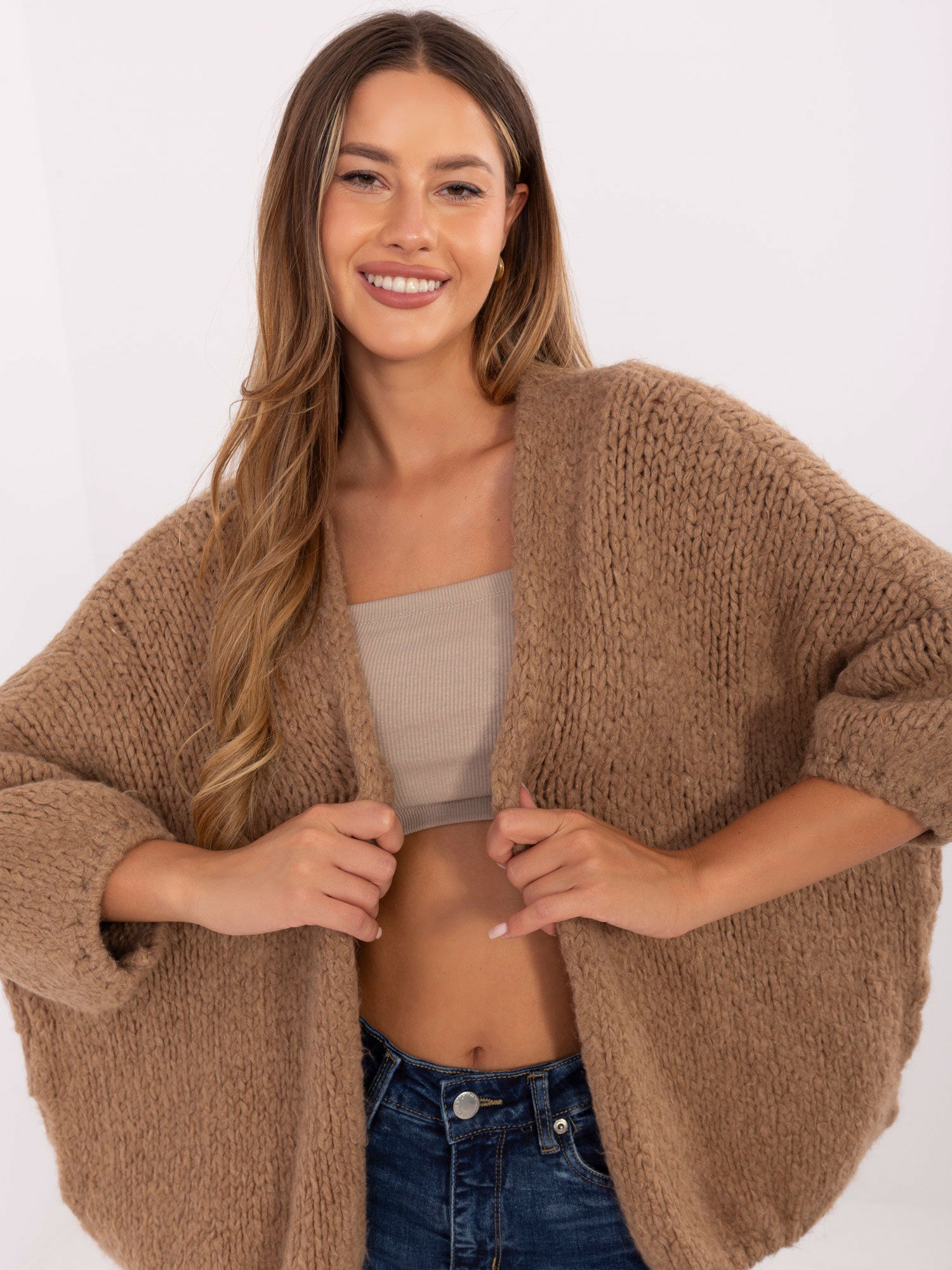 Camelowy damski kardigan o kroju oversize