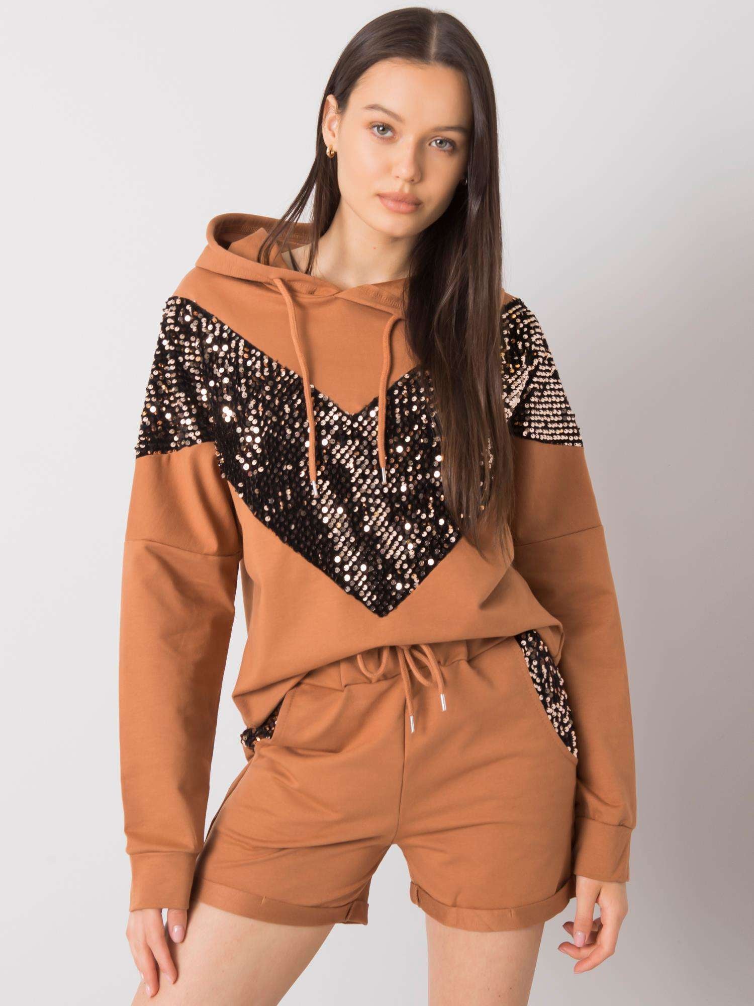 Camelowy damski komplet z cekinami