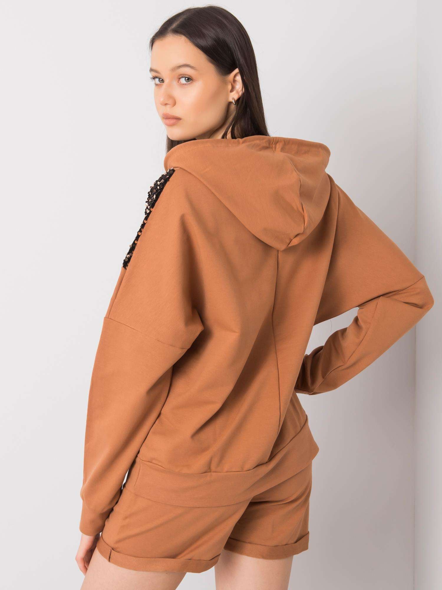 Camelowy damski komplet z cekinami