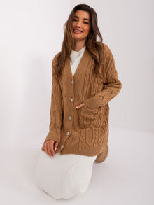 Camelowy rozpinany sweter w warkoczowe wzory