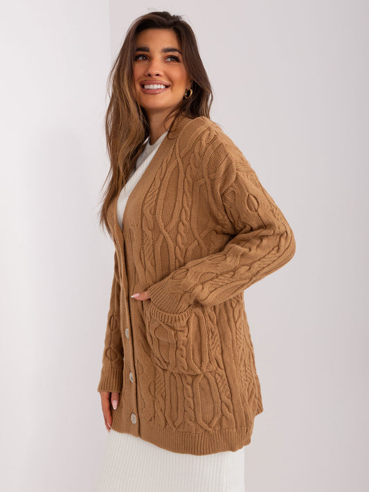Camelowy rozpinany sweter w warkoczowe wzory