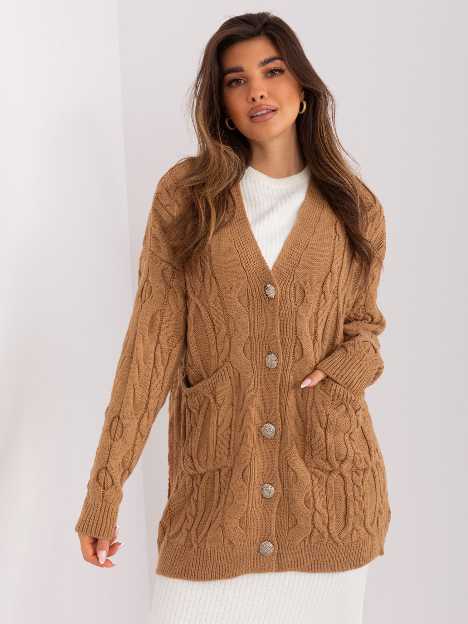 Camelowy rozpinany sweter w warkoczowe wzory
