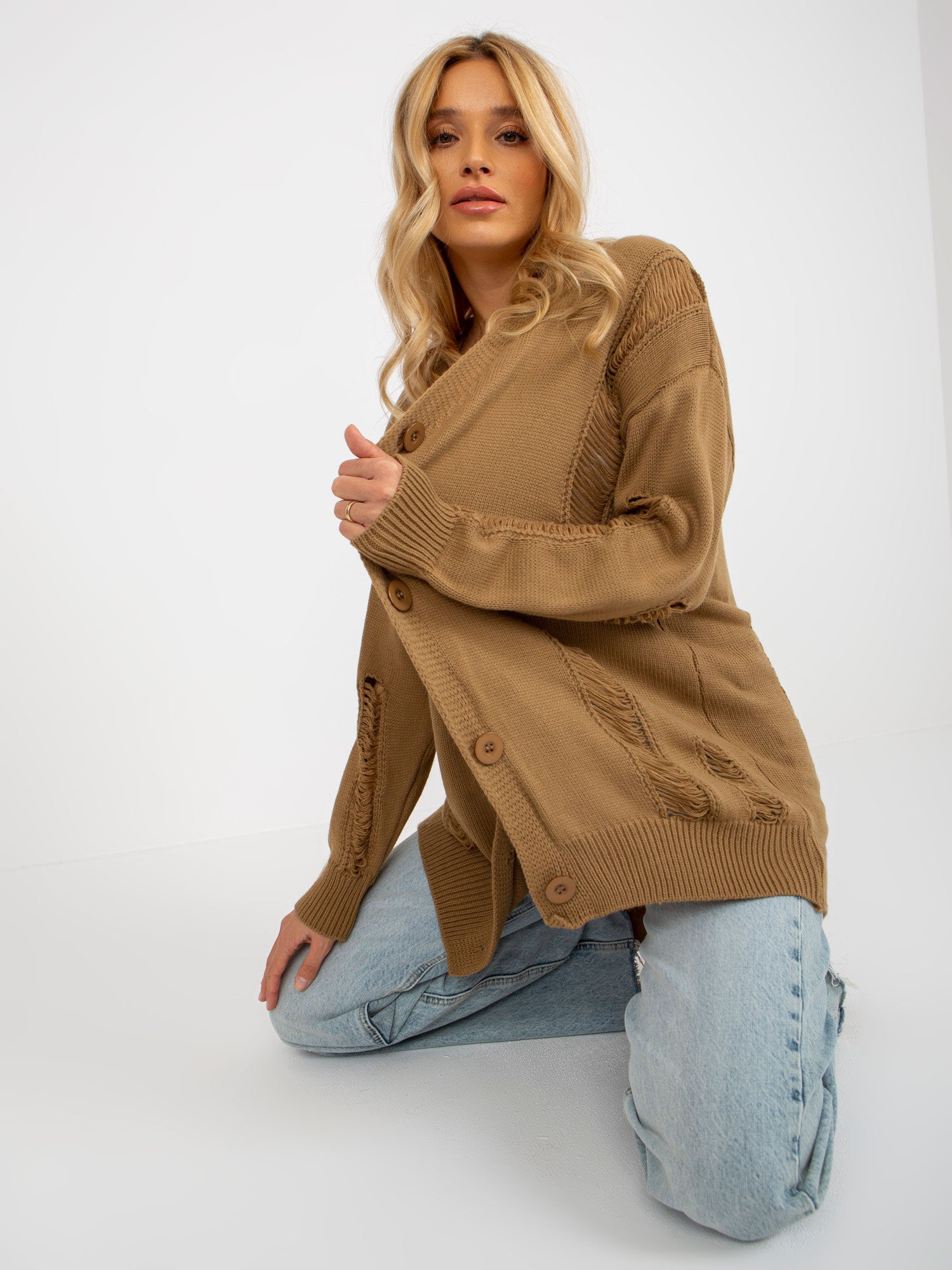 Camelowy sweter rozpinany oversize z dziurami RUE PARIS