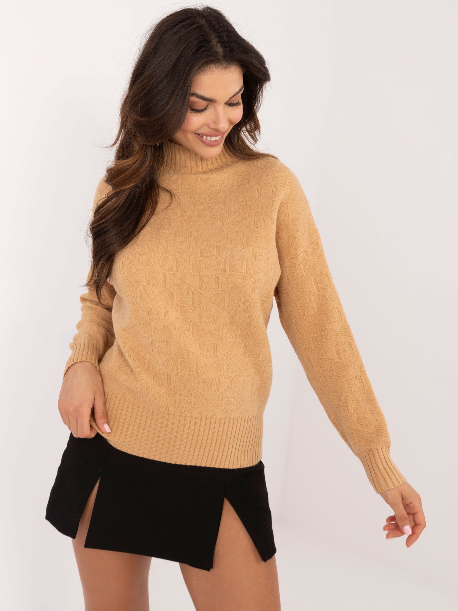 Camelowy damski sweter we wzory z półgolfem