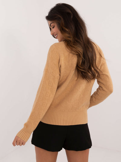 Camelowy damski sweter we wzory z półgolfem