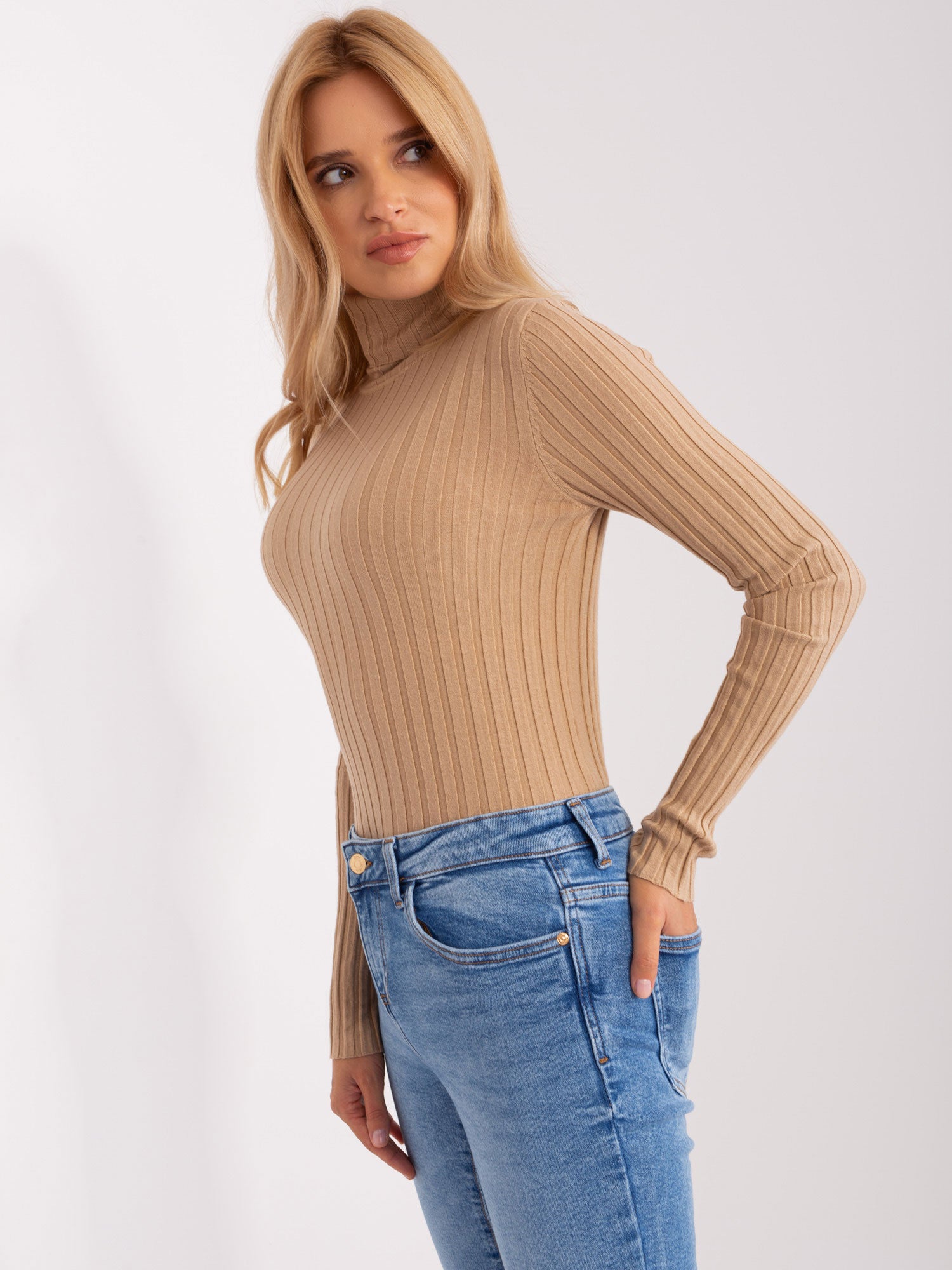 Camelowy dopasowany sweter z golfem