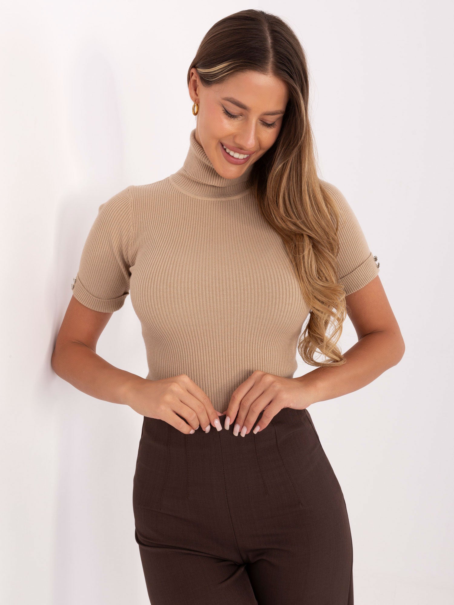 Camelowy damski sweter z krótkim rękawem