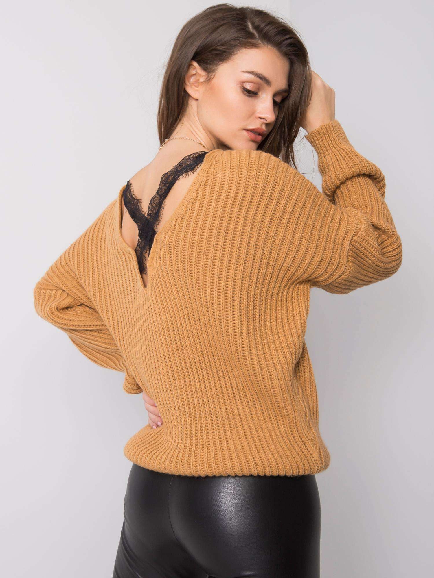 OCH BELLA Camelowy sweter z dekoltem na plecach