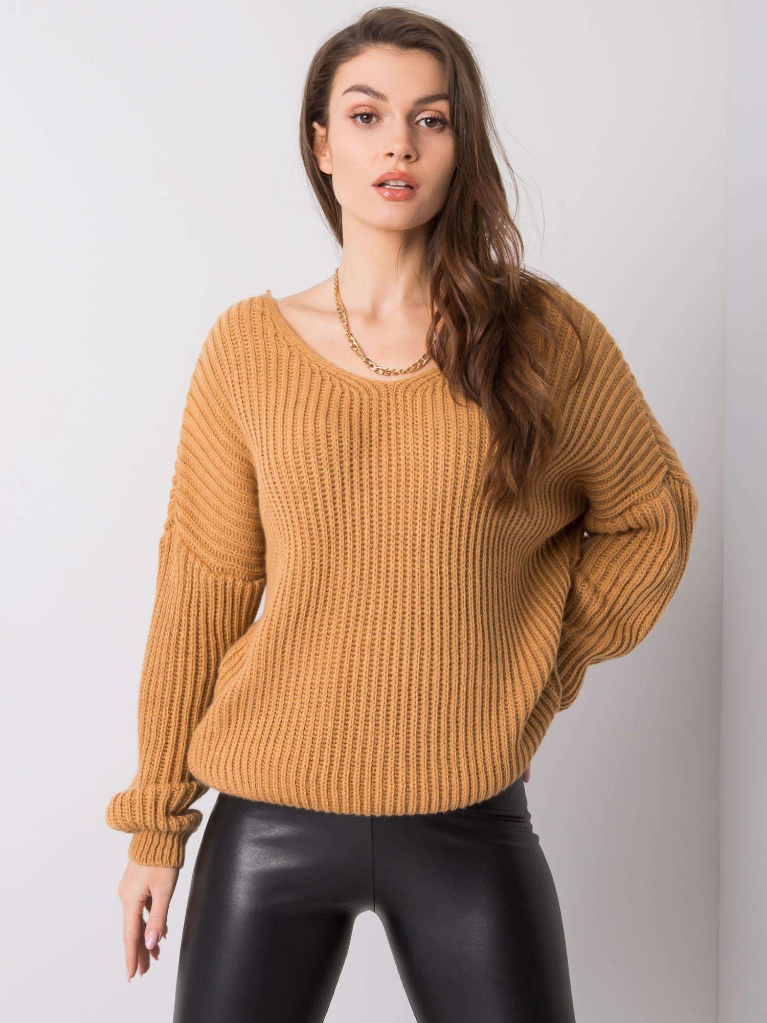 OCH BELLA Camelowy sweter z dekoltem na plecach