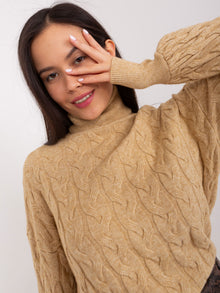 Camelowy damski sweter z golfem w warkocze