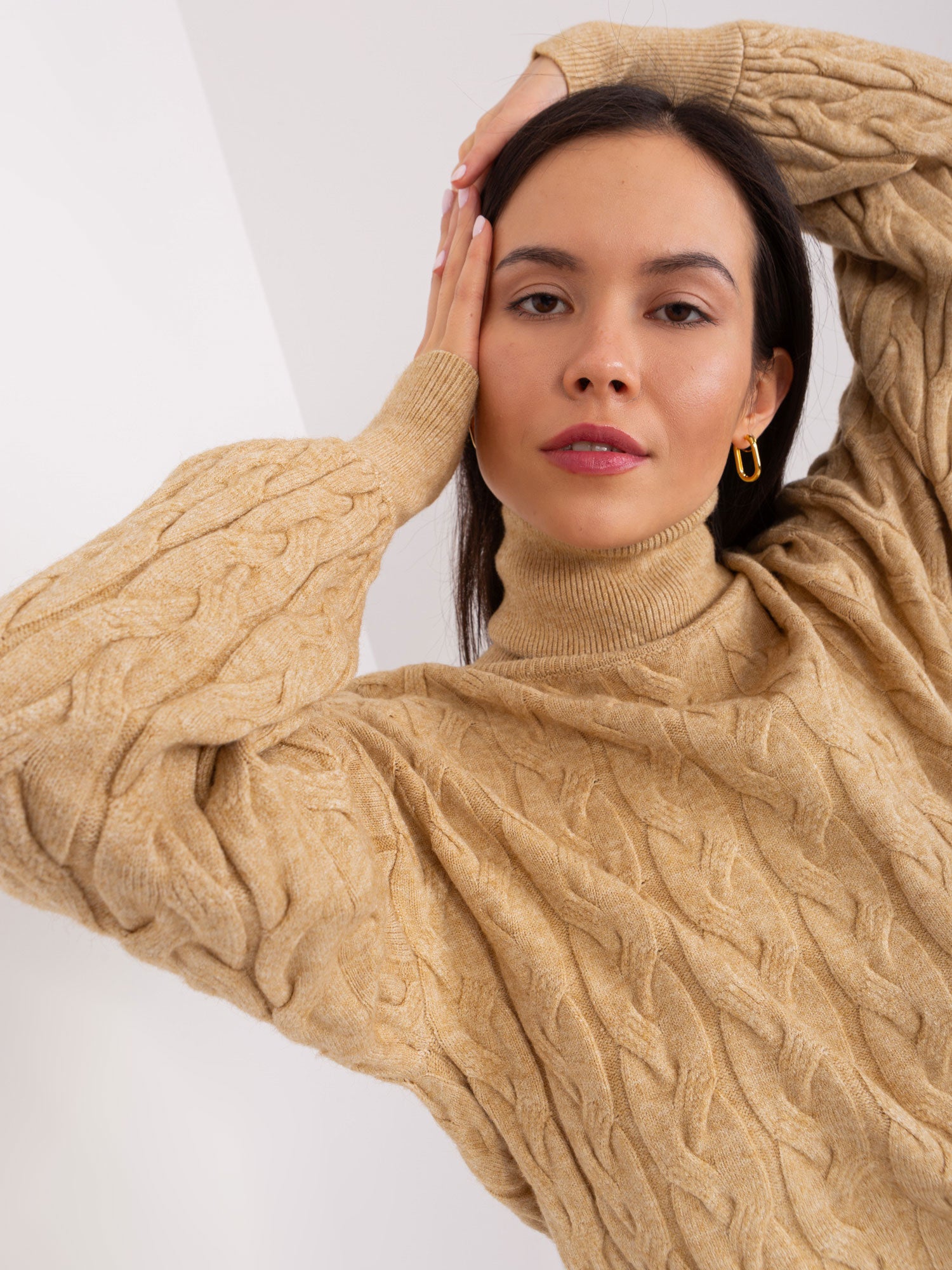 Camelowy damski sweter z golfem w warkocze