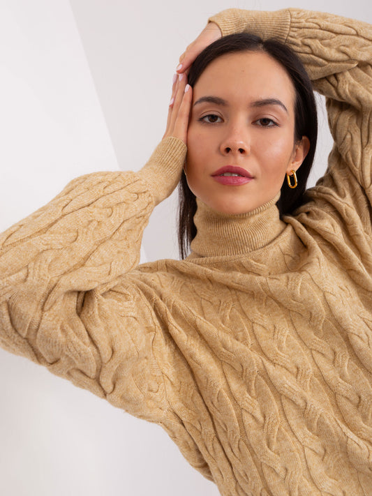 Camelowy damski sweter z golfem w warkocze